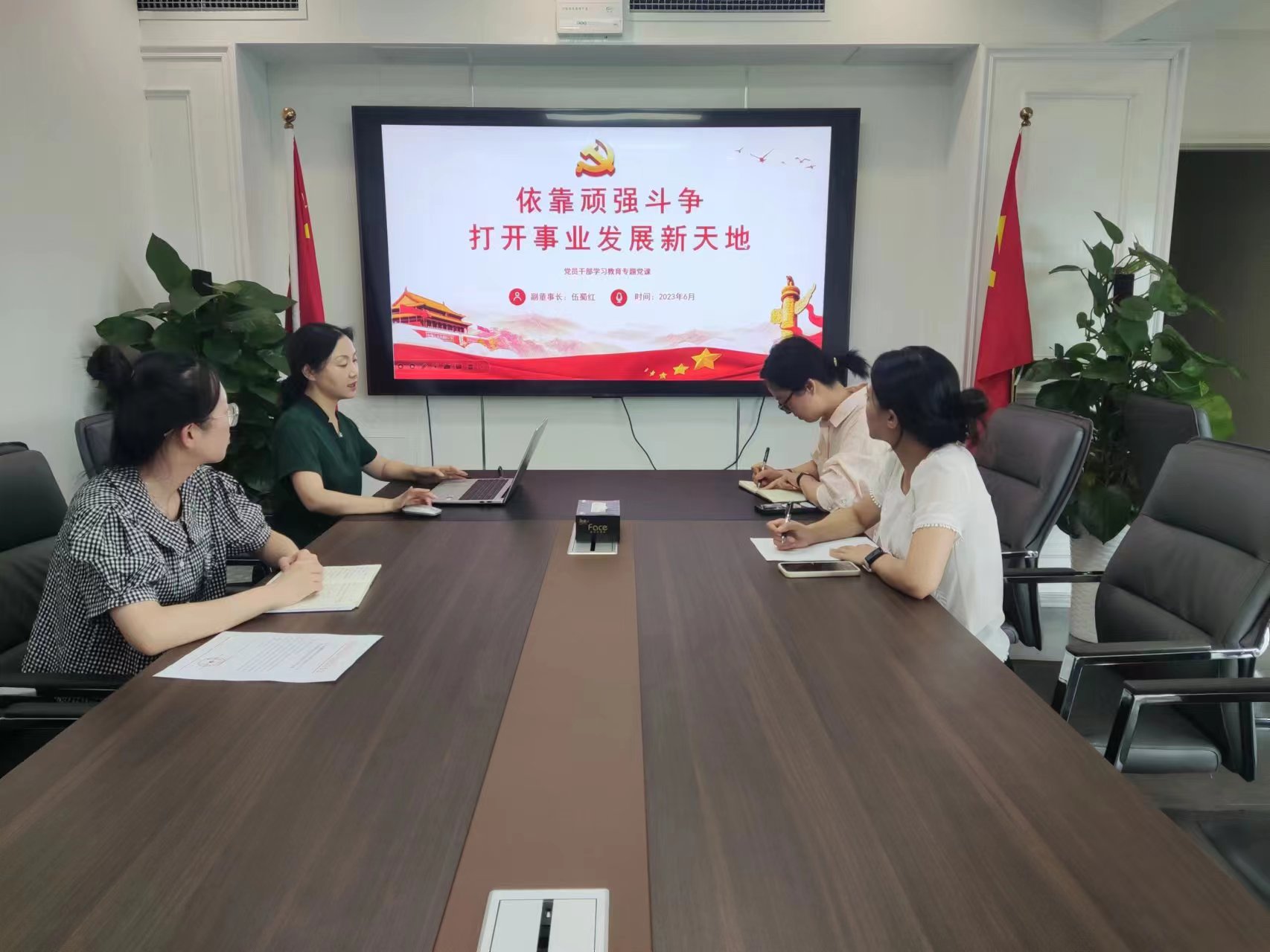 依附倔强奋斗 打开事业发展新世界.jpg