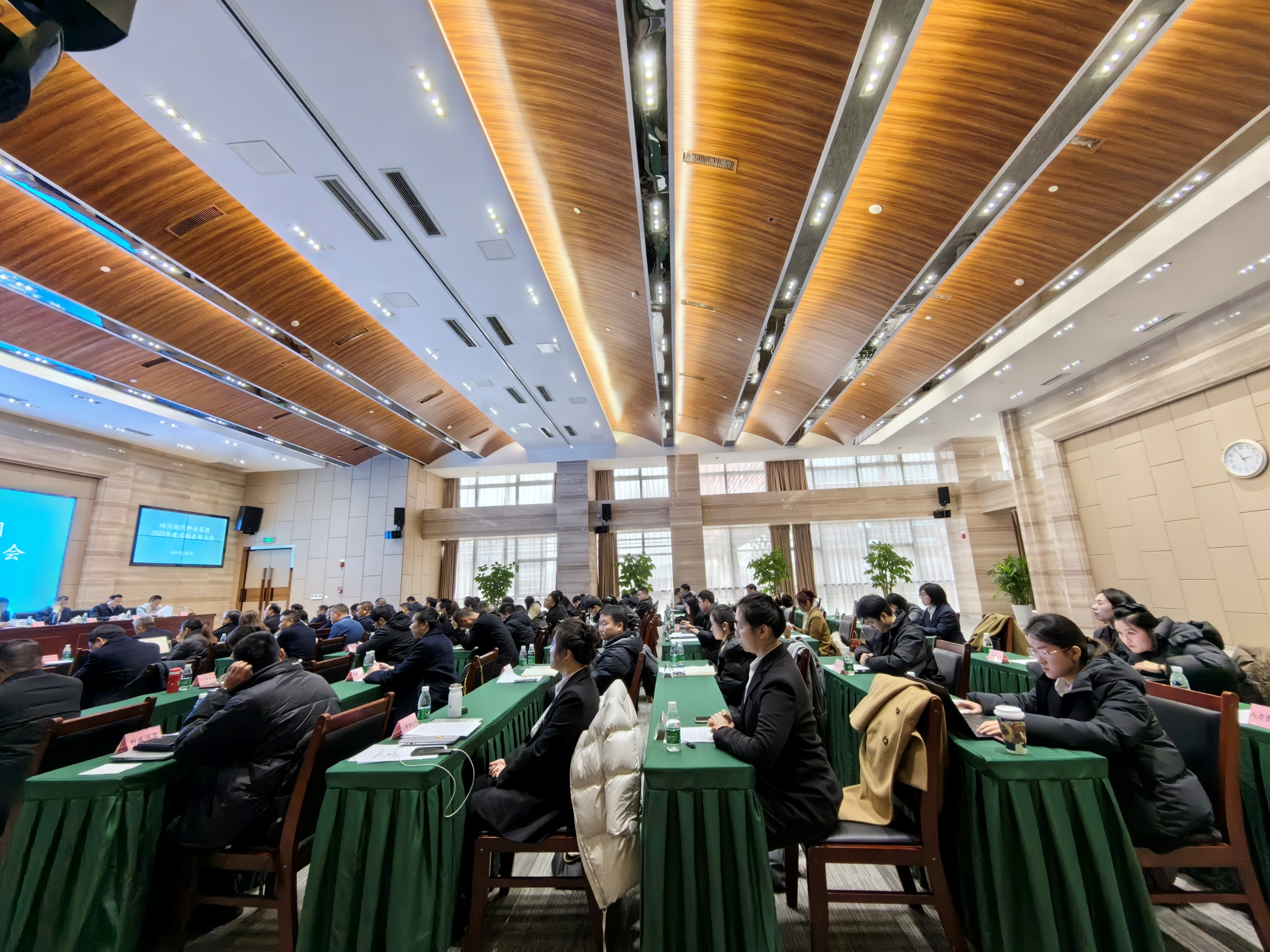 集团召开2023年度总结赞美大会