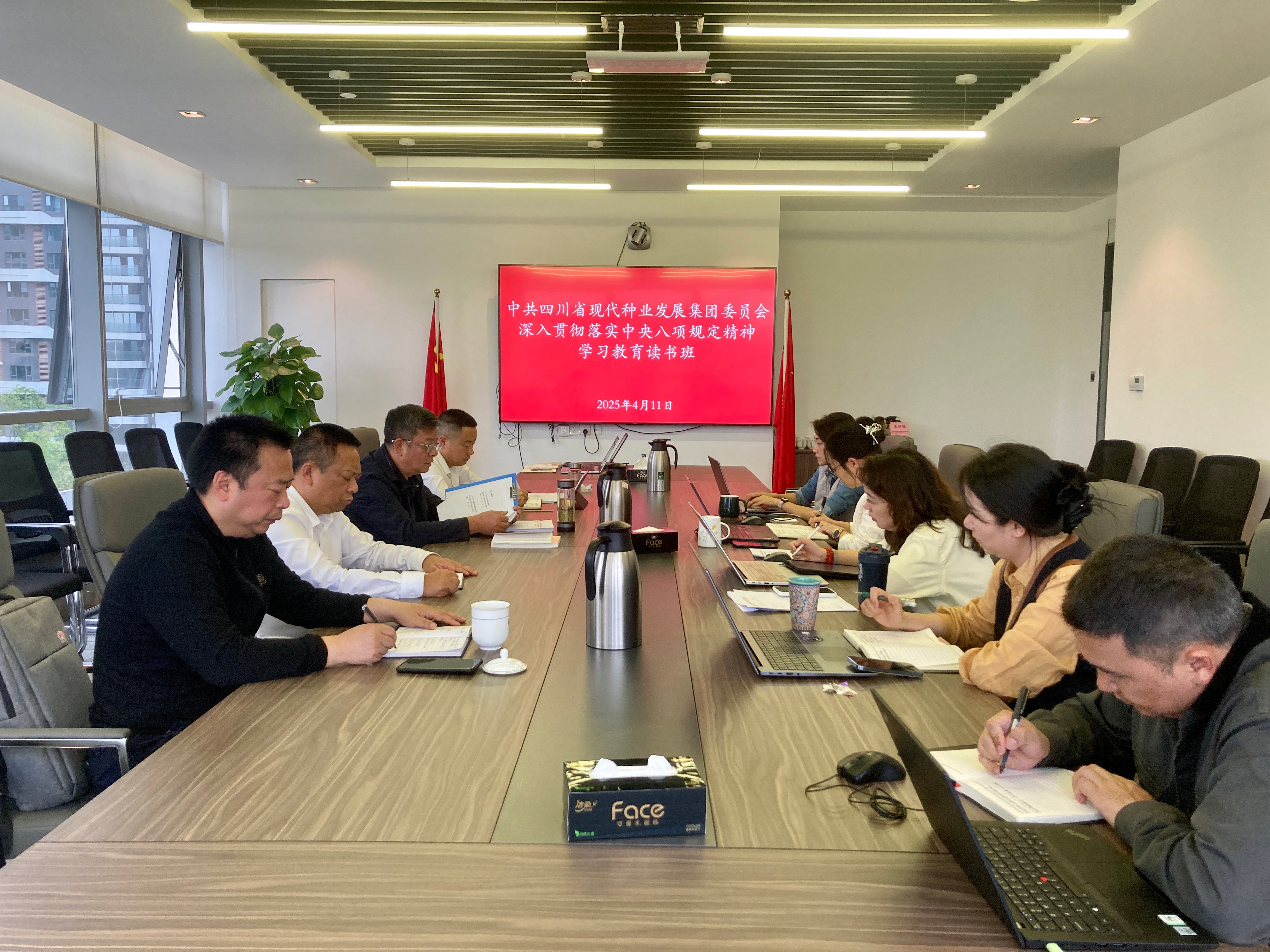 今年会进行深刻贯彻中央八项划放心灵进建教育想书班毕业式