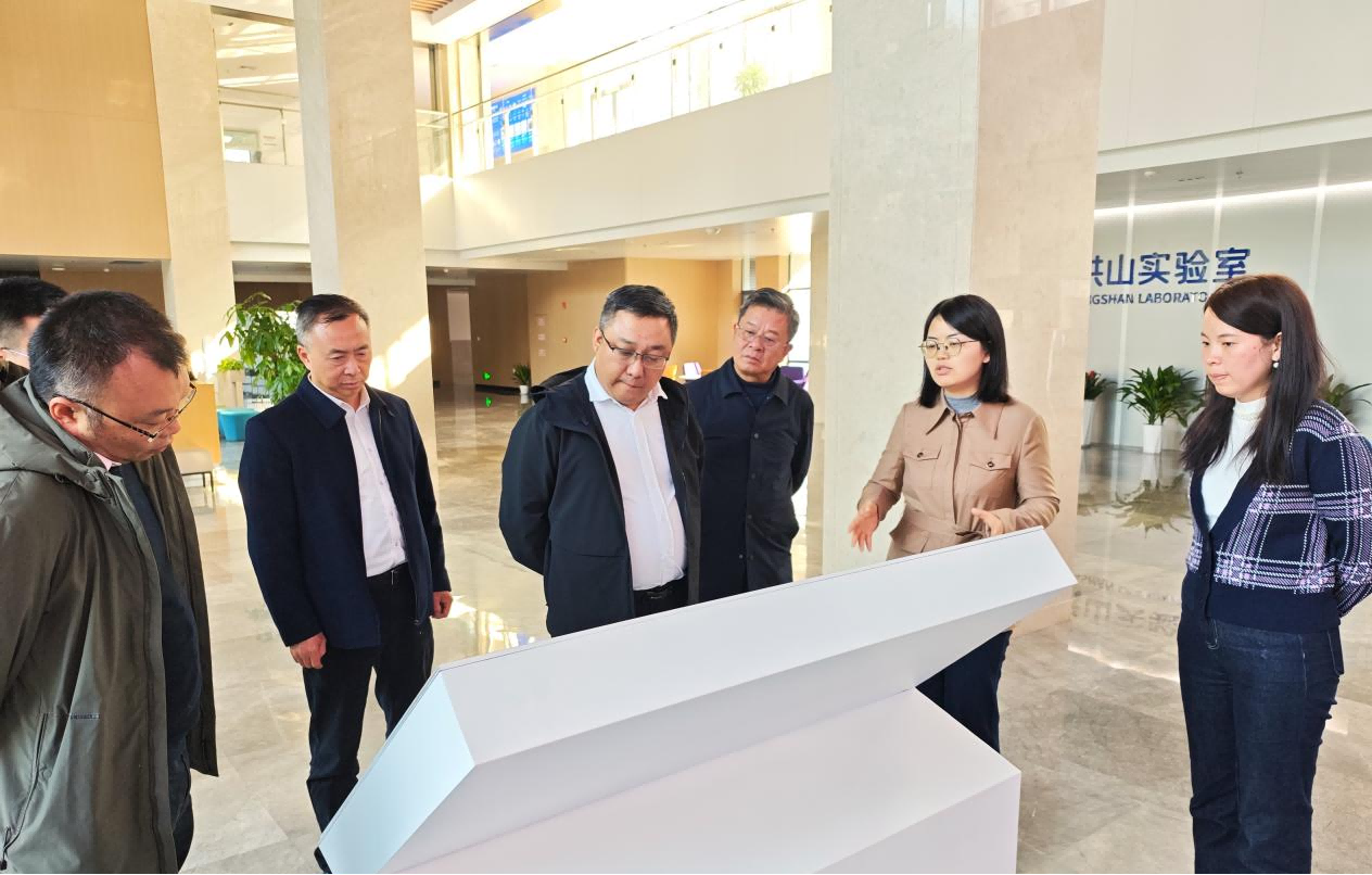 四川省农业村落厅总经济师李宇飞率队调研洪山尝试室 易飞陪同