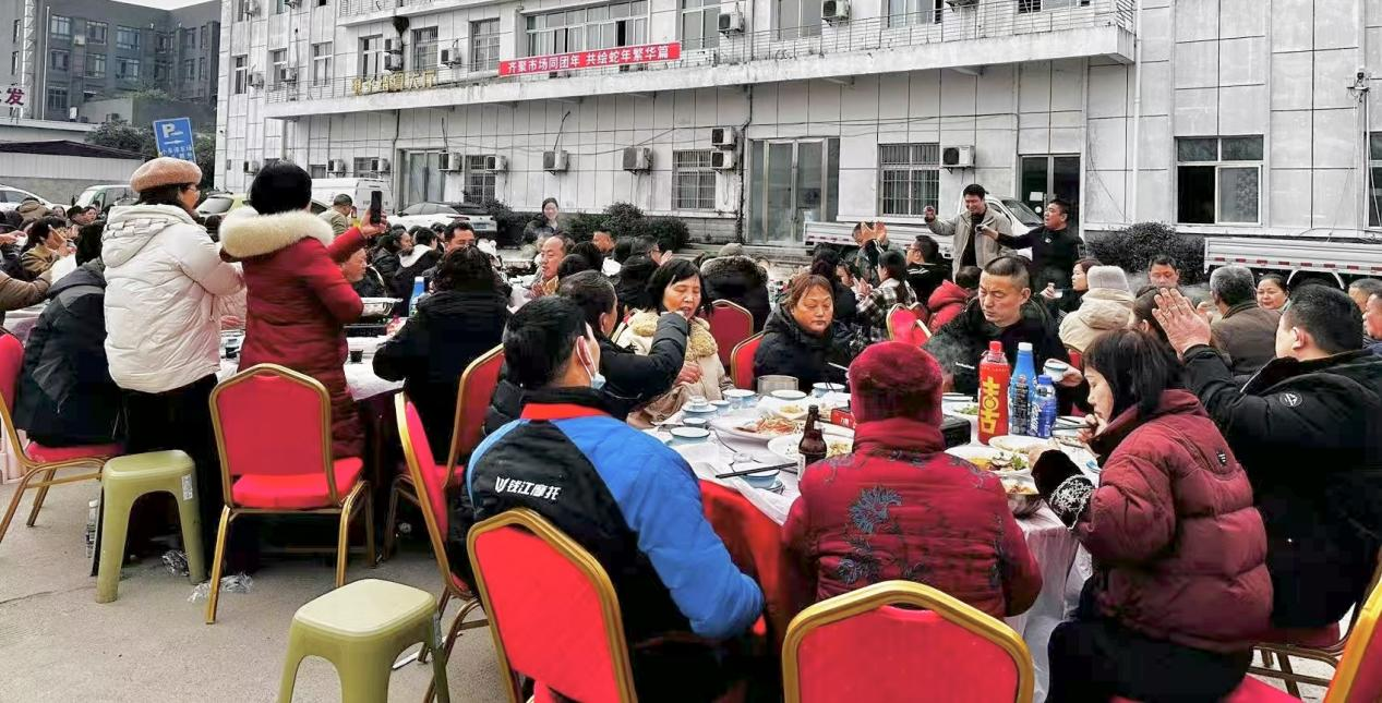 阆中圣果市场组织新春坝坝宴 与商户共享年味共绘发展同心圆